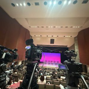 宮城県仙台市・広瀬文化センターで行われた発表会を5カメ・2名体制で撮影。無人カメラをタブレットで遠隔操作し、多角的な映像記録を実現しました。