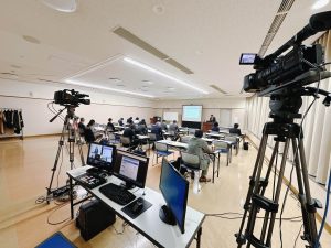 ハーネル仙台で企業イベントをハイブリッド開催。2台のカメラとオペレーター1名で配信・撮影をサポートし、オンライン視聴にも対応しました。