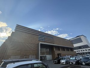 山形テルサで配信オペレーションを担当しました。安定した映像と音声でイベントをサポート。ライブ配信やアーカイブ配信も株式会社VPKにお任せください。