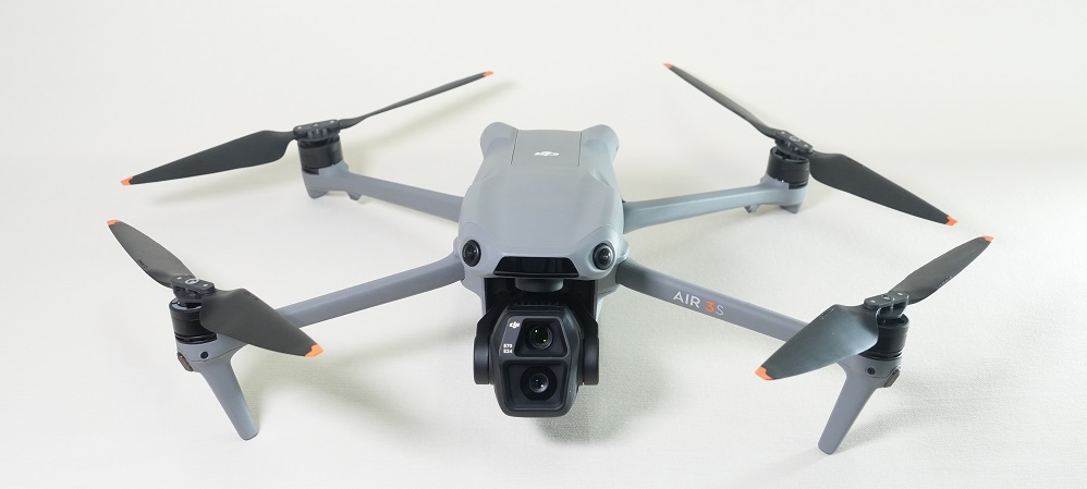 宮城県仙台市の撮影会社株式会社VPKではドローンの撮影を行っております。写真は株式会社VPKが保有するドローンです。2025.9 株式会社VPKでは最新ドローン「DJI Air 3S」を導入。さらに提携先の産業用ドローン「Matrice 350 RTK」も使用可能で、プロモーションから測量まで幅広く対応します。