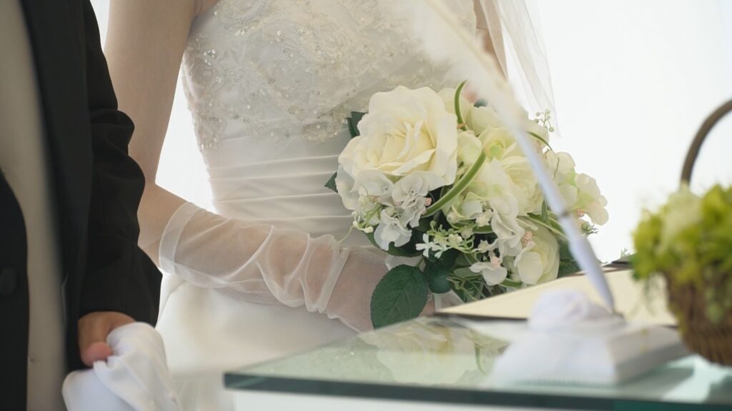 仙台で結婚式のライブエンドロールムービーと記録撮影を担当。挙式当日の感動を映像で残し、「もう一度列席した気持ちになれた」と喜びの声をいただきました。