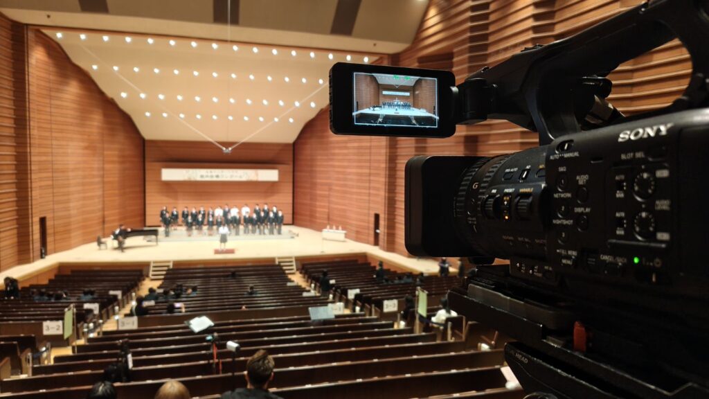 多賀城文化センターで合唱コンクールを3名・4カメ体制で撮影。学校行事の記録撮影から編集・ディスク納品までVPKがワンストップで対応します。