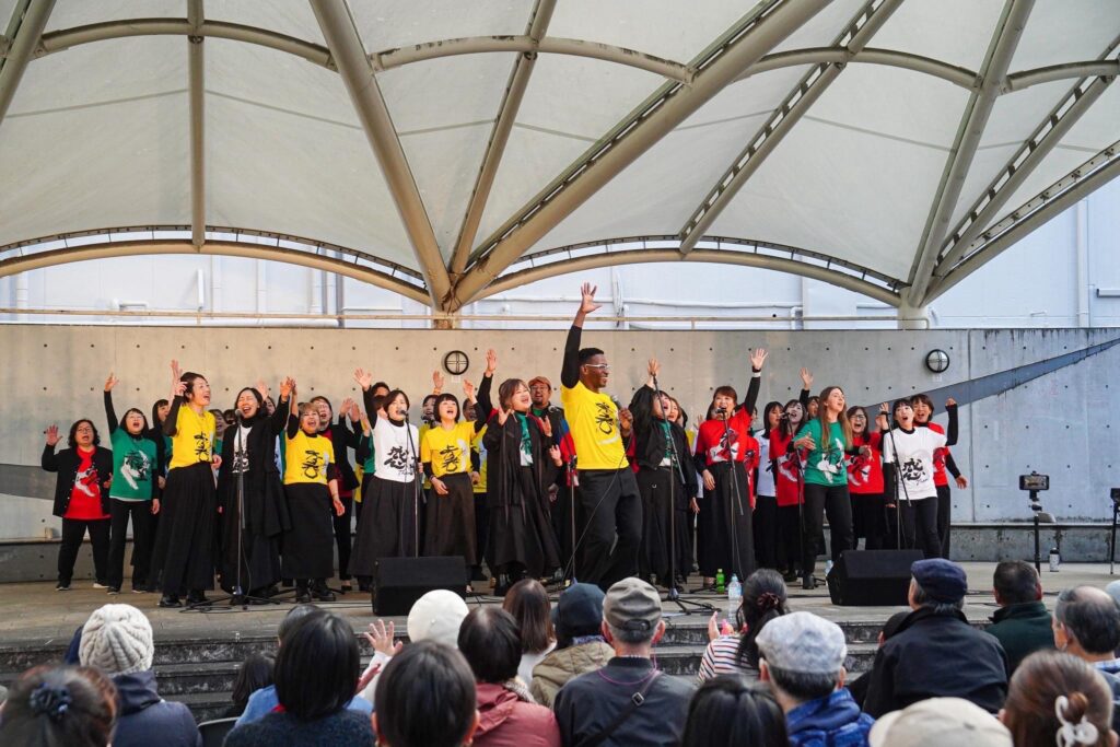 ジョン・ルーカスさん率いるJLｺﾞｽﾍﾟﾙｸﾜｲｱが仙台ゴスペルフェスティバルで歌う様子です